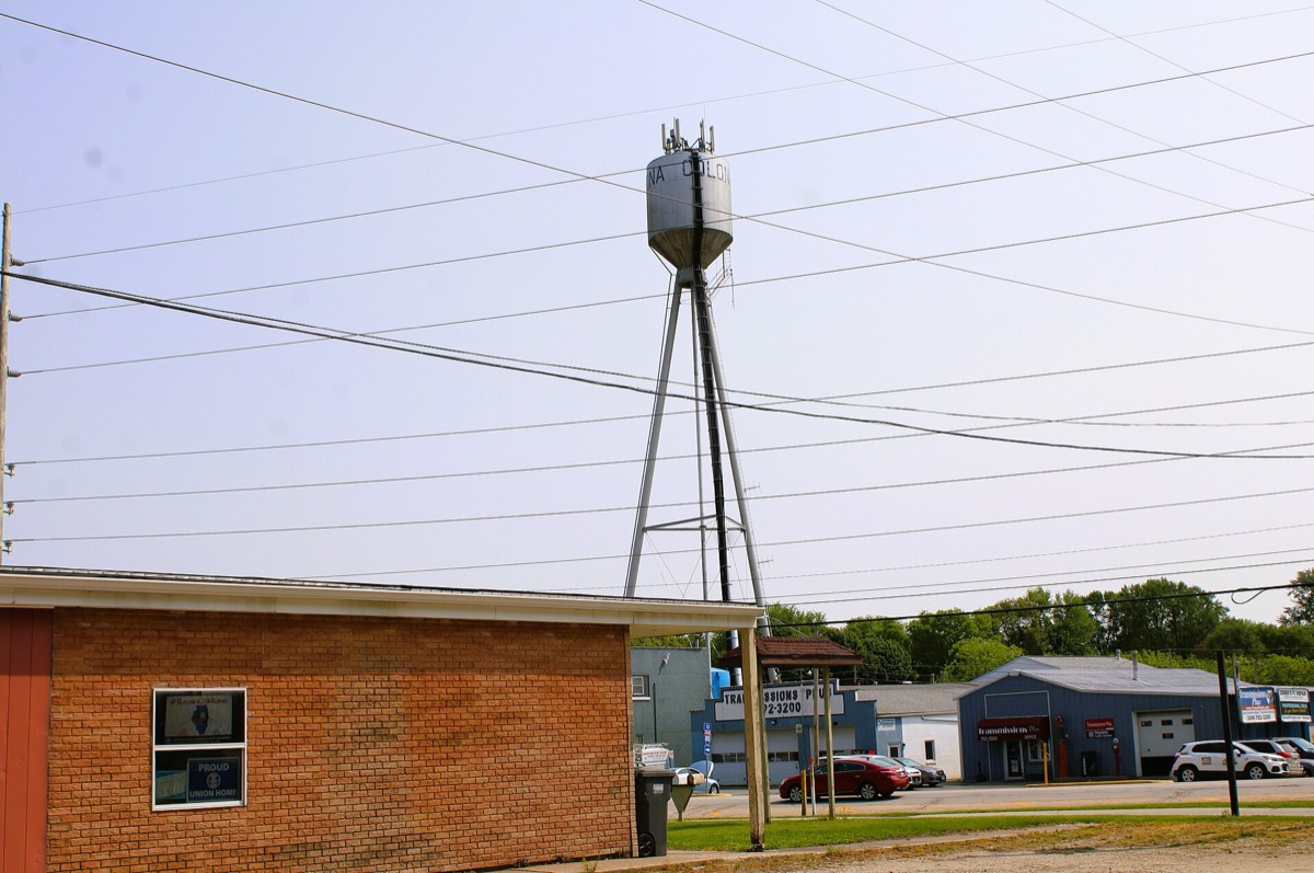 The Colona, Illinois water tower
